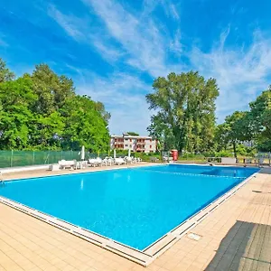 Apartment La Dolce - With Shared Pool And Large Terrace, Lido delle Nazioni